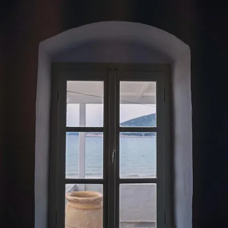 Sifnos Waterfront House *